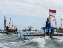 Ribuan Warga dan Wisatawan Padati Pantai Barat Pangandaran Saksikan Tradisi Hajat Laut