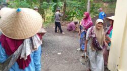 Kades Girikencana Pimpin Gotong Royong Bersihkan Jalan dan Selokan di Lengkongjaya