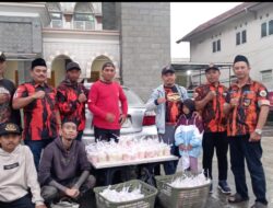 PAC Pemuda Pancasila Kecamatan Rajapolah Berbagi Takjil di Bulan Ramadan