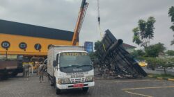 Hujan Deras dan Angin Kencang, Papan Reklame di Perempatan Buah Batu Bandung Roboh