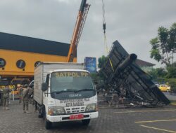 Hujan Deras dan Angin Kencang, Papan Reklame di Perempatan Buah Batu Bandung Roboh