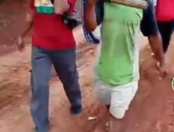 JALAN TANAH MERAH DUSUN CIRANCA TERHALANG, PASIEN SAKIT HARUS DIGOTONG DENGAN BAMBU & SARUNG