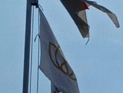 PT ALBASI LAYUNG INDONESIA Mengibarkan Bendera Merah Putih yang Sudah Robek