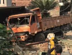 Truk Muatan Bata Hebel Hilang Kendali dan Tabrak Rumah Warga di Tanjakan Gentong